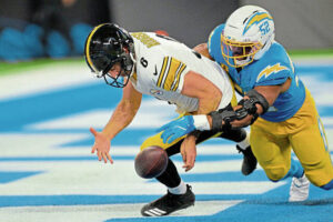 9032577 web1 2025 11 10T015948Z 1498519866 MT1USATODAY27549584 RTRMADP 3 NFL PITTSBURGH STEELERS AT LOS ANGELES CHARGERS